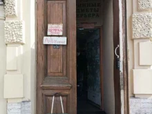 антикварный салон Со стулом на дверях в Санкт-Петербурге